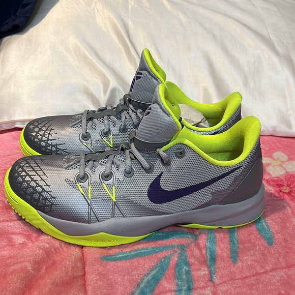 SALE 🔥🔥Vintage Collector Kobe Venomenon 4 Grey. Size:9.5. Serious offers only. - Picture 3 of 10